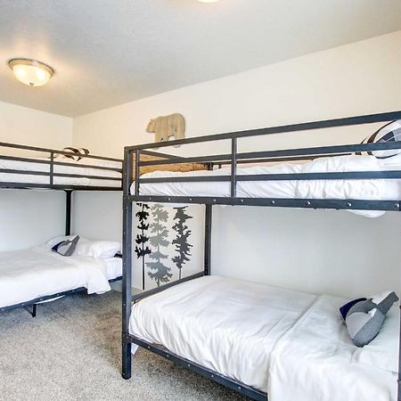 Family-Friendly Bear Lake Vacation Rental ガーデンシティ エクステリア 写真